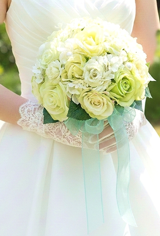 ライトグリーン＆ホワイトの爽やかなドームスタイルブーケ