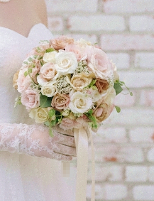 ピンク＆ベージュ＆オフホワイトの薔薇のニュアンスカラーのラウンドブーケ