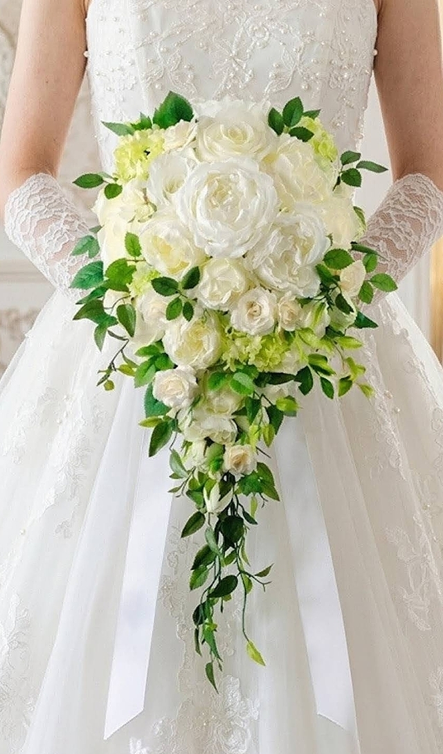 オールドローズ＆ビバーナムのセミキャスケードブーケ　ウエディングブーケ（造花）