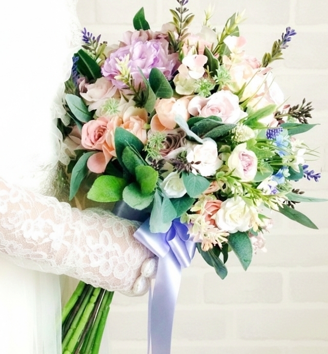 トルコキキョウ&薔薇のナチュラルフェミニンなクラッチブーケ