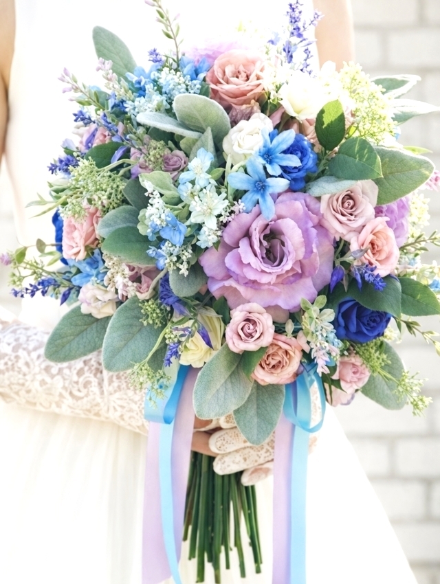 青いミニバラ&トルコキキョウのエレガントなクラッチブーケ