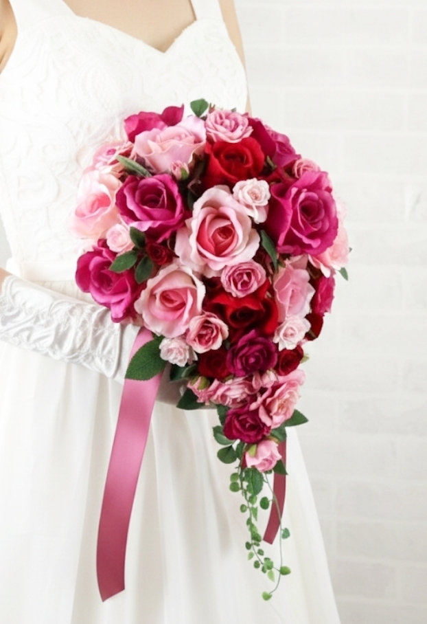 華やかローズカラーのショートキャスケードブーケウエディングブーケ（造花）