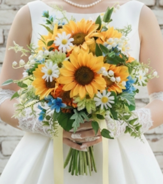 ヒマワリ＆鈴蘭の大人可愛いクラッチブーケ