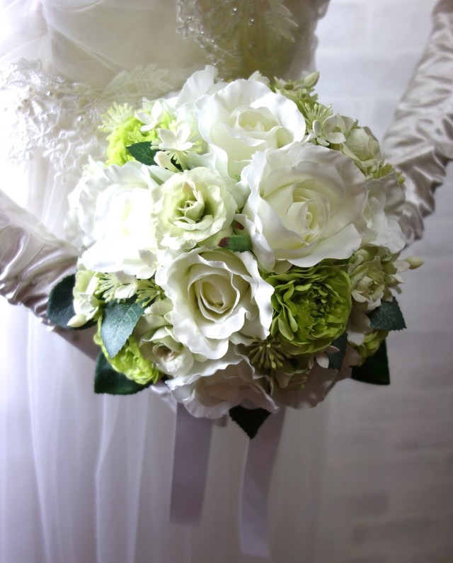bru1042 白薔薇とグリーンのラナンキュラス＆ミニ薔薇のラウンドブーケ - 結婚式 ブーケ・ウエディングブーケ・ブライダルブーケ・アートフラワー ブーケ（造花）は、アトリエミント（大阪）