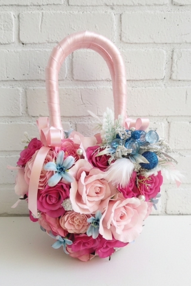 キラキラパールビーズ付き、ピンクの薔薇＆ブルースターのハートのバッグブーケ