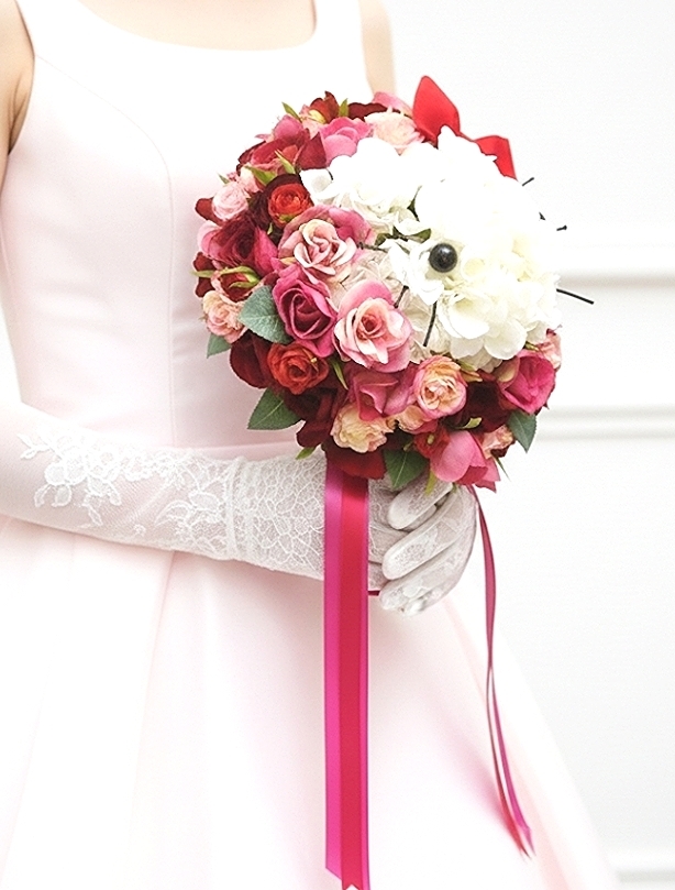 赤いリボンの子猫のラウンドブーケ