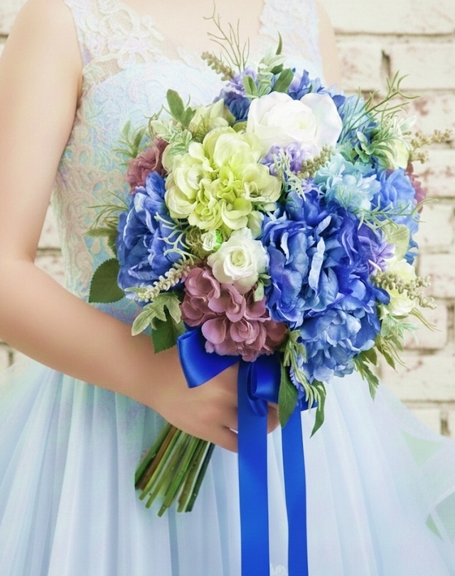 青い芍薬＆パープルグラデーションのクラッチブーケ