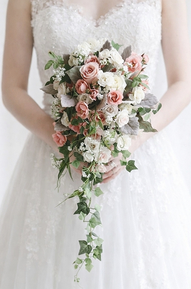 大輪の薔薇＆グリーンの実のキャスケードブーケ