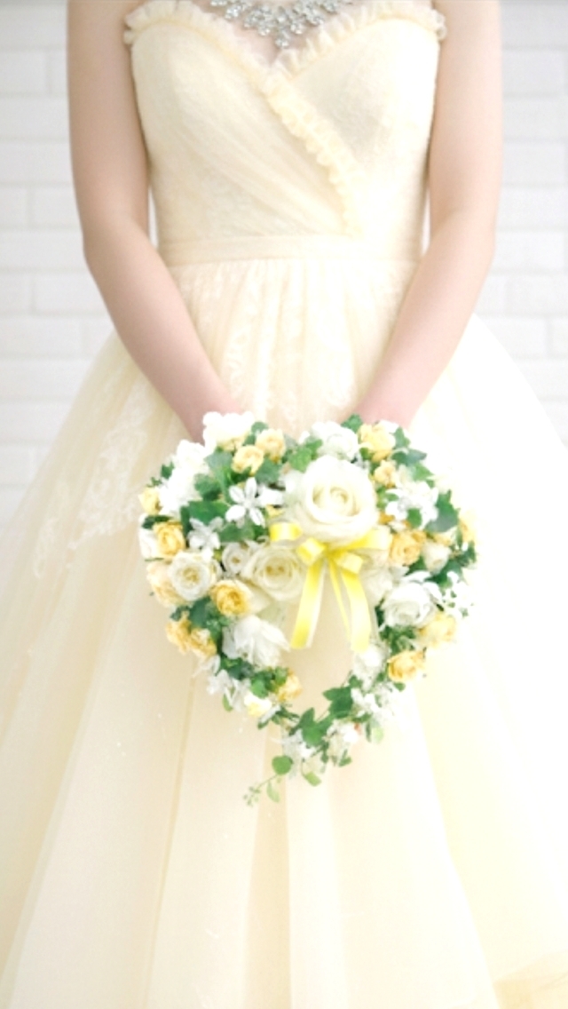 ホワイト＆ソフトイエロー・オレンジのフレッシュなハートのリースブ―ケ