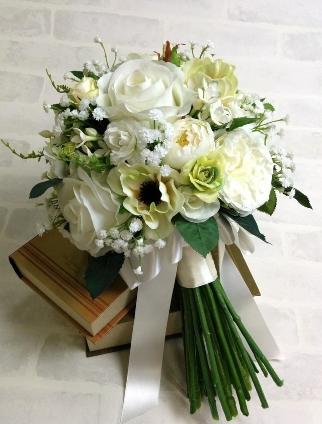 ホワイト＆グリーン色の薔薇＆カスミ草の上品クラッチブーケ