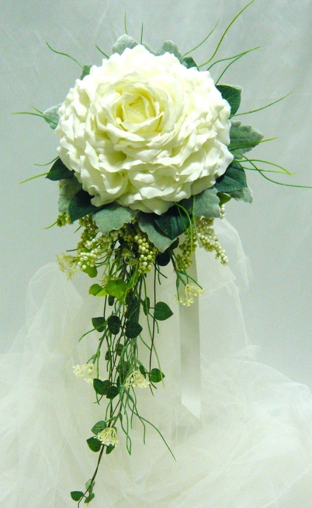 白い花びら＆シルバーグリーン＆小花のエレガントなグランメリアブーケ