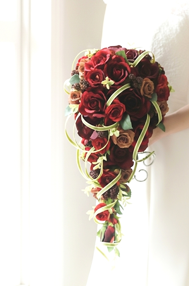 大輪の薔薇＆グリーンの実のキャスケードブーケ
