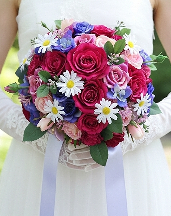 ピンクグラデーションの薔薇＆パープルカラー・可憐なデージーのラウンドブーケ