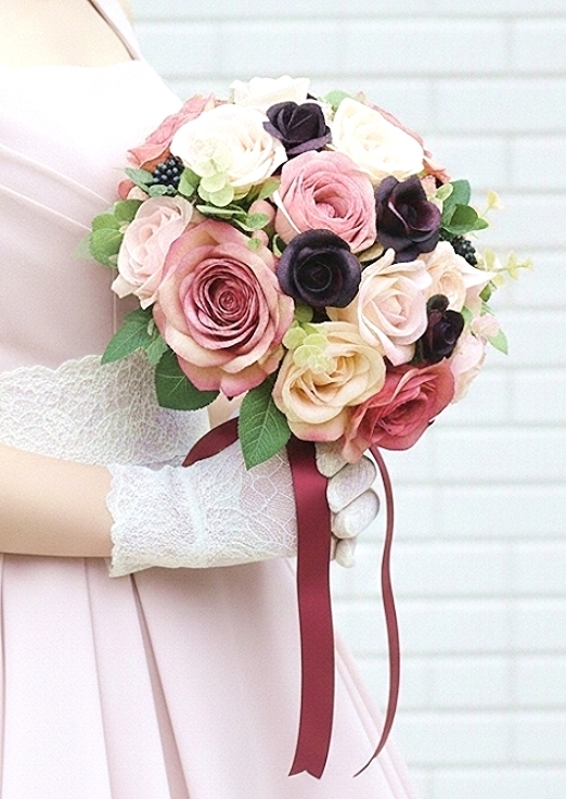 ベージュピンク＆モーブピンクの薔薇＆ボルドーのミニバラのラウンドブーケ