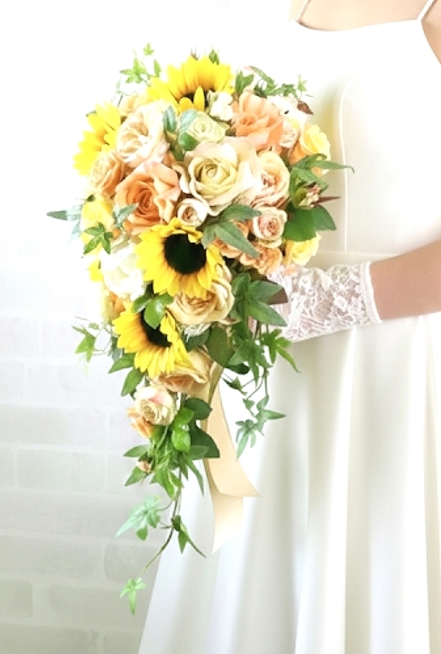  オトナスタイルの向日葵＆薔薇のセミロングキャスケードブーケ｜造花ウエディングブーケ
