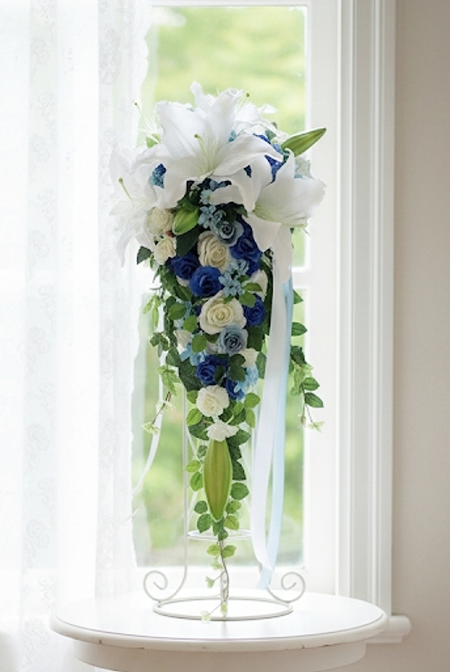 気品のカサブランカ＆ロイヤルブルー・水色の薔薇＆ブルースターのロングキャスケードブーケ｜造花ウエディング