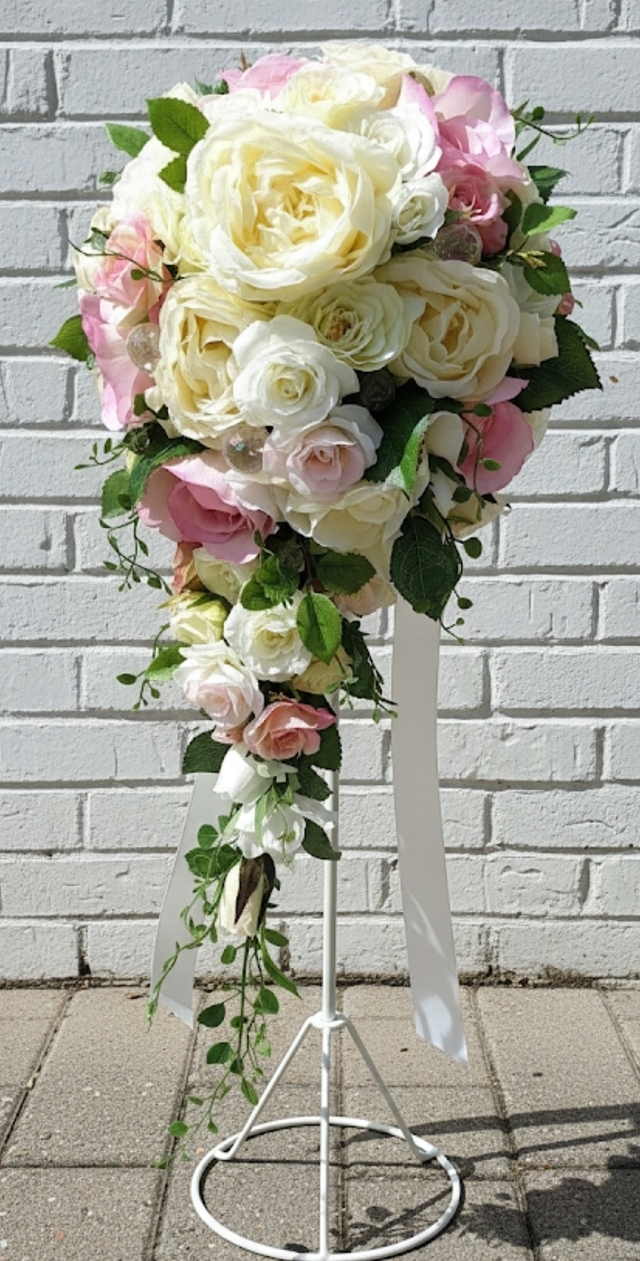 キャスケードブーケ　薔薇のウエディングブーケ（造花）