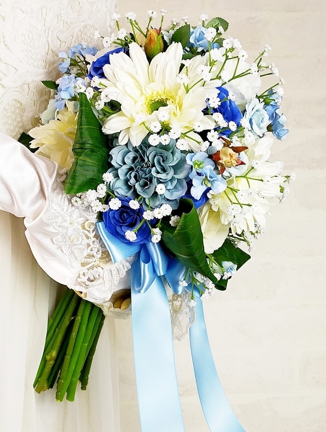 ホワイトガーベラ＆薔薇、グレイッシュブルーダリアの上品クラッチブーケ