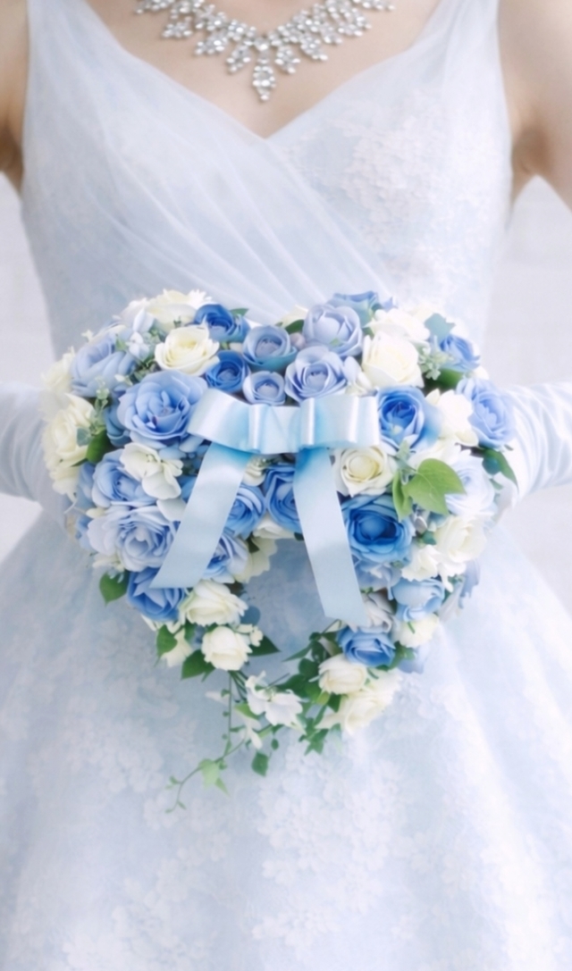 ブルー＆ホワイトの薔薇・フェザー（羽）のハートのリースブ―ケ