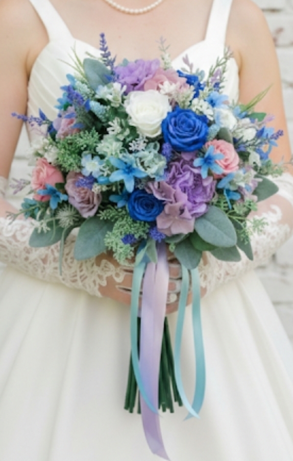 青いミニバラ&トルコキキョウのエレガントなクラッチブーケ