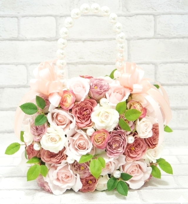 ソフトピンク＆ホワイトの薔薇のハンドバッグブーケ