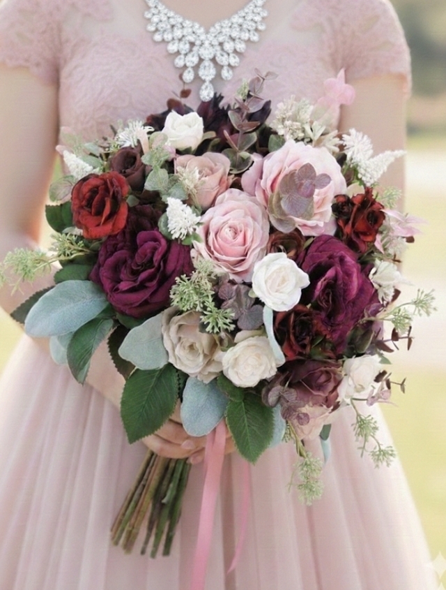 ワインカラーのダリアのシックなクラッチブーケ