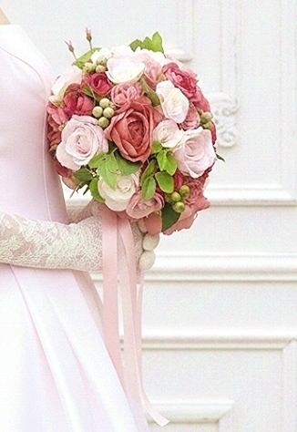 ビビットピンク&ソフトピンク&実の物のキュートなラウンドブーケ