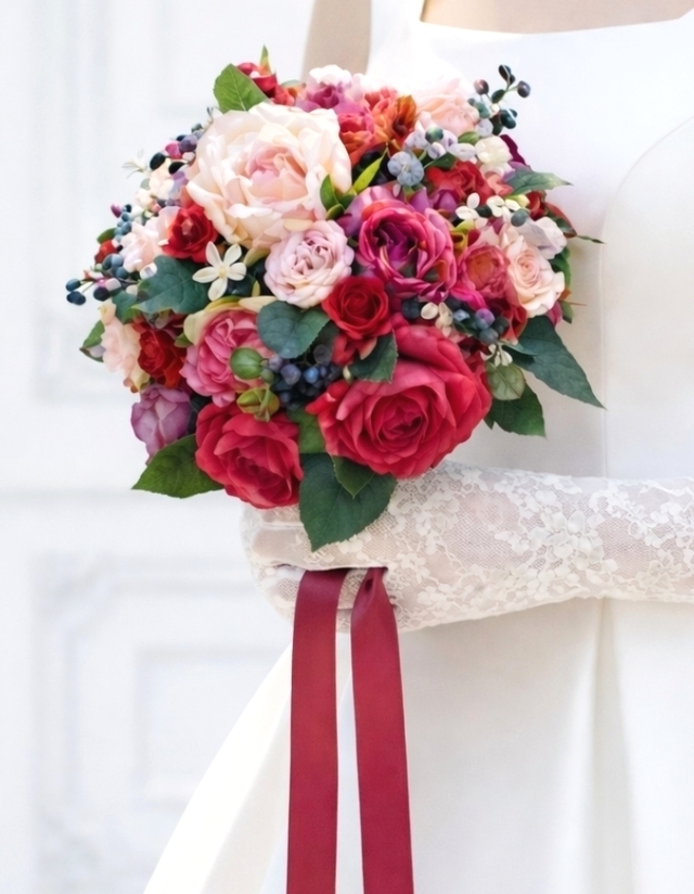 ピンクグラデーション＆パープルの薔薇＆実の物のエレガントなラウンドブーケ