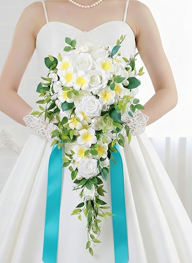 可憐なプルメリア＆薔薇のセミロングキャスケードブーケ