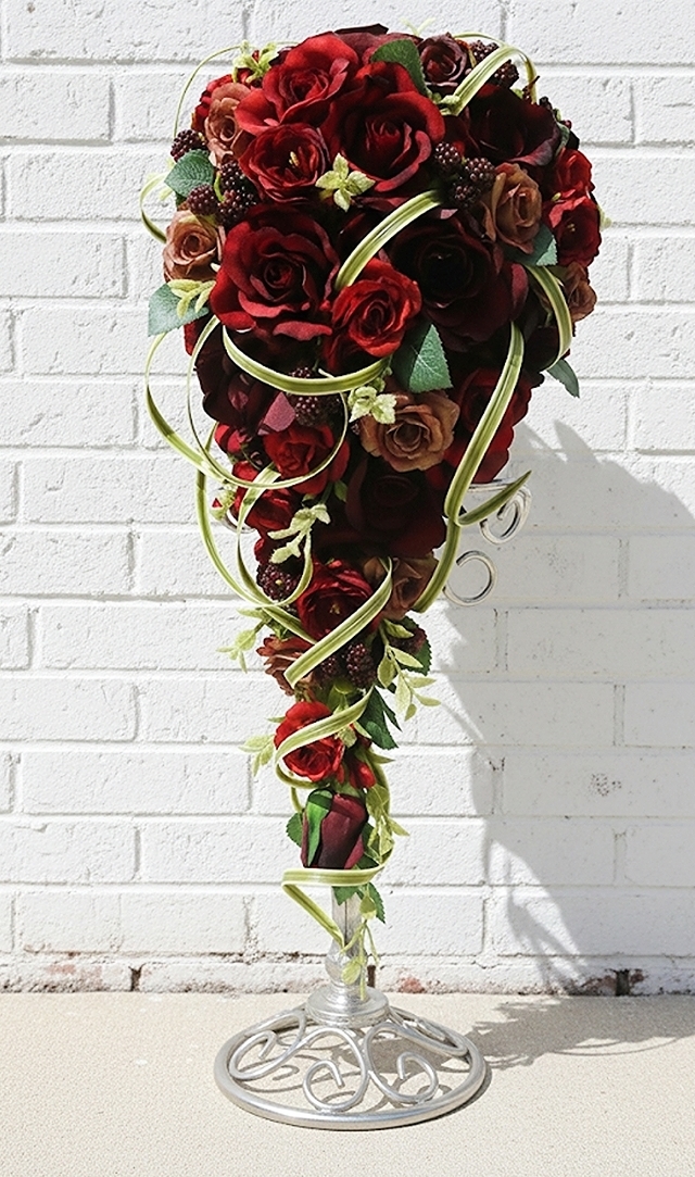 赤＆ボルドー＆ベージュの薔薇のシックなキャスケードブーケ