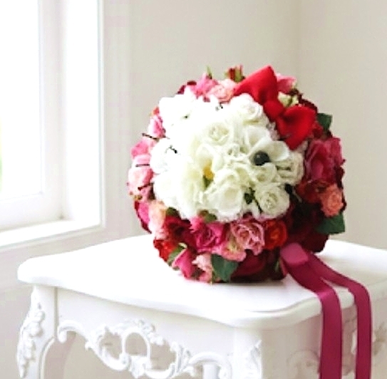 赤いリボンの子猫のラウンドブーケ