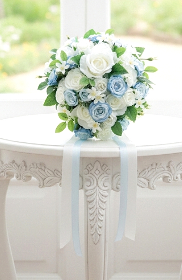 白薔薇＆ライトブルーのミニ薔薇の清楚なラウンドブーケ