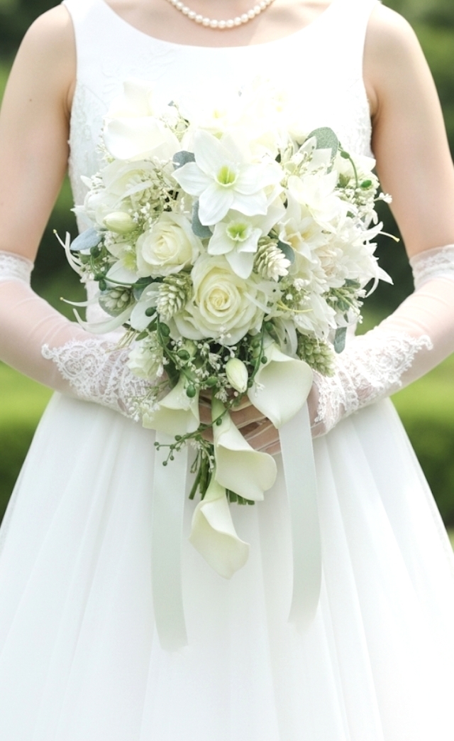 ダリア＆カラー＆ユーチャリス＆薔薇のフリースタイルブーケ