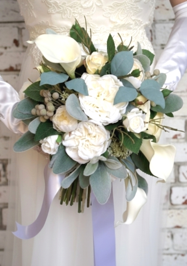 カラー＆ガーデンローズ＆シルバーグレーの葉のクラッシックエレガントなクラッチブーケ