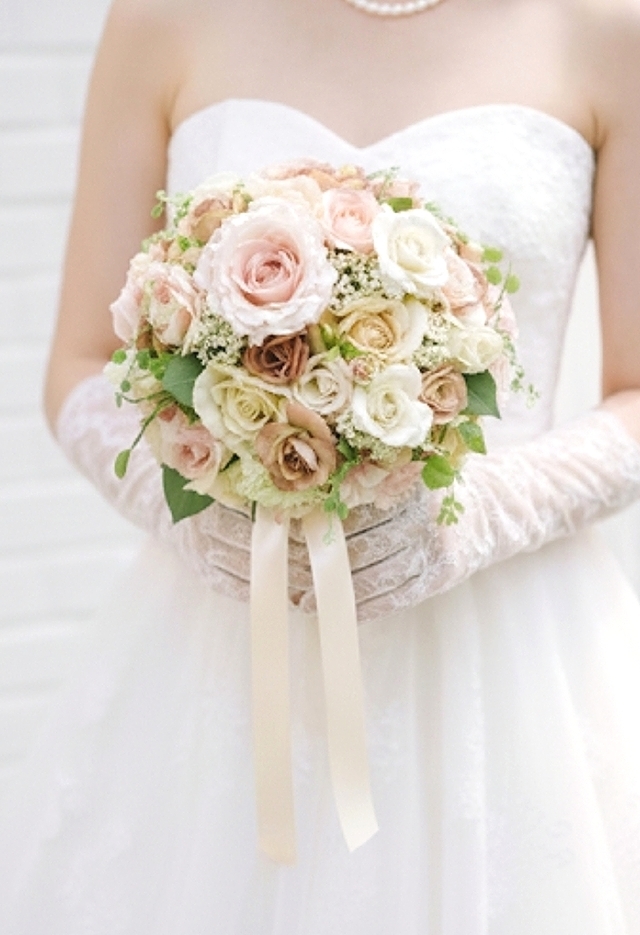 ピンク＆ベージュ＆オフホワイトの薔薇のニュアンスカラーのラウンドブーケ