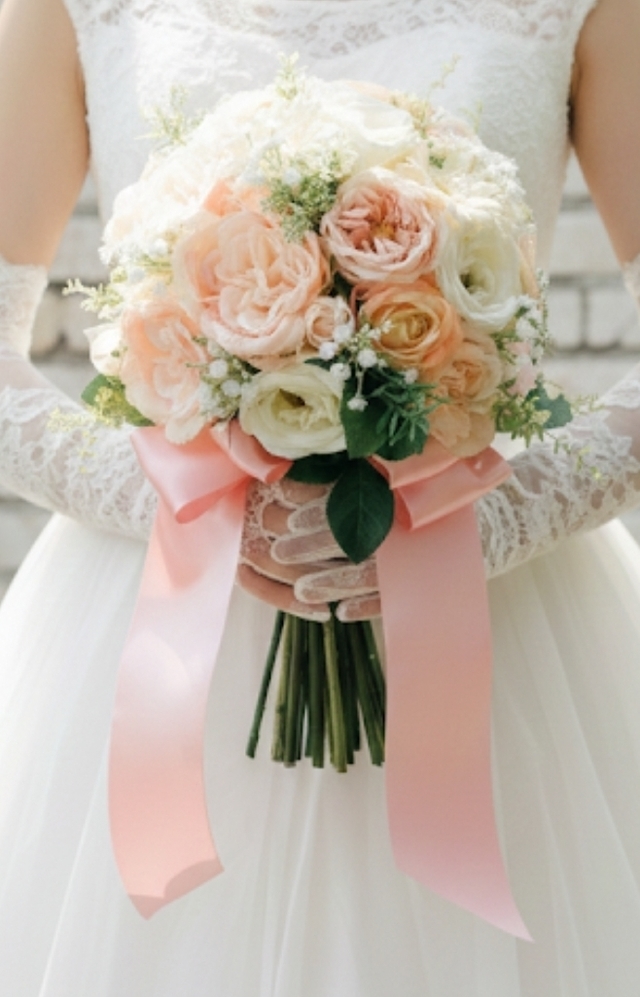 bfc4048 ガーデンローズ&ガーベラのピーチカラーのクラッチブーケ