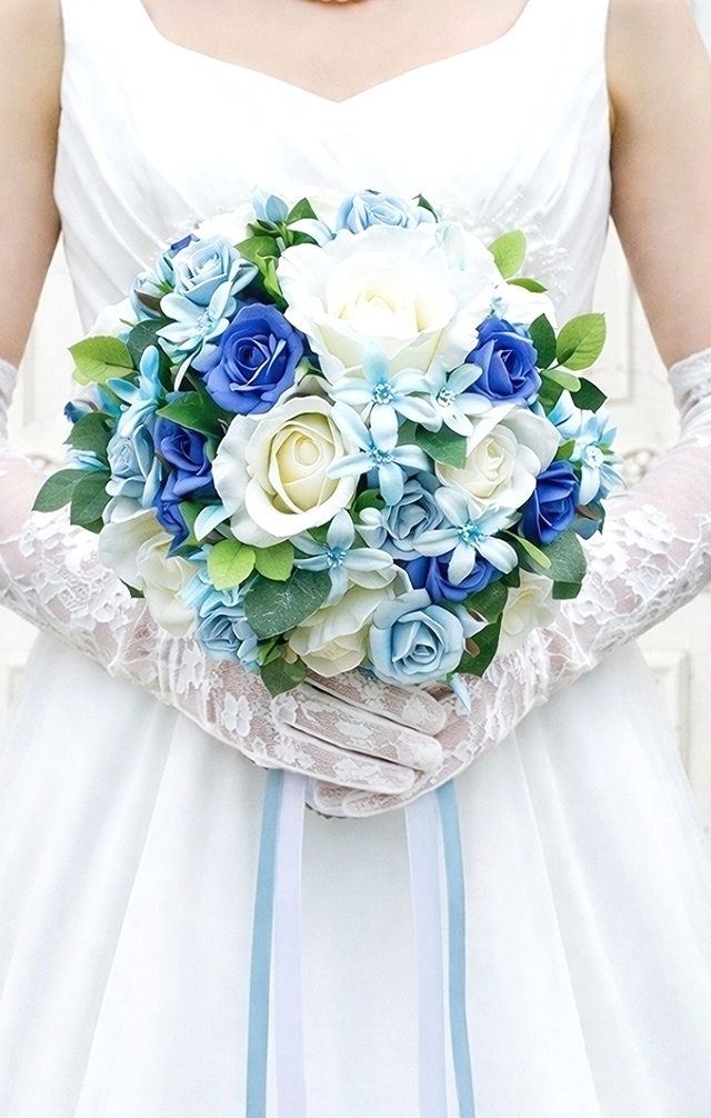 白薔薇とブルーのミニバラの爽やかラウンドブーケ