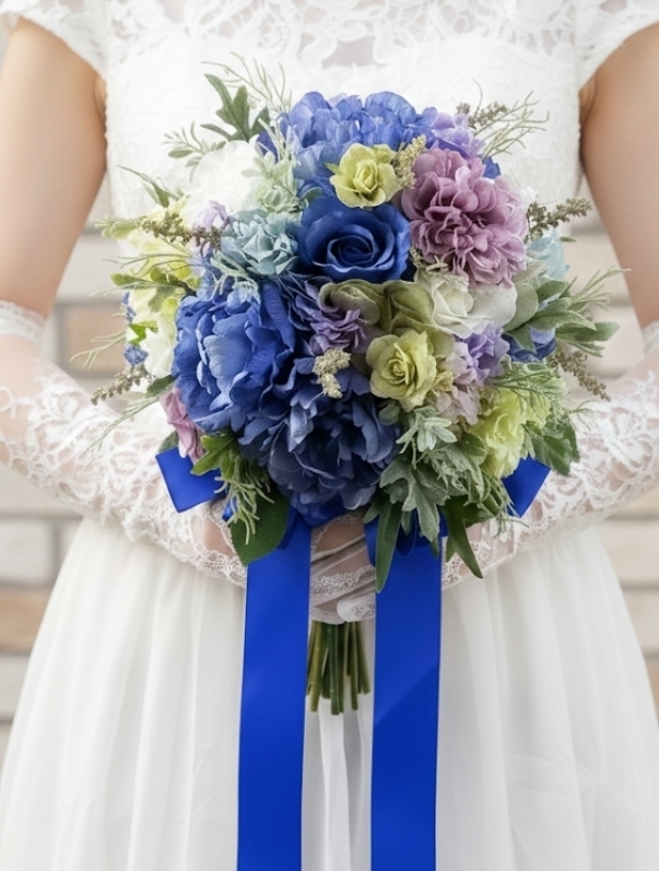 青い芍薬＆パープルグラデーションのクラッチブーケ