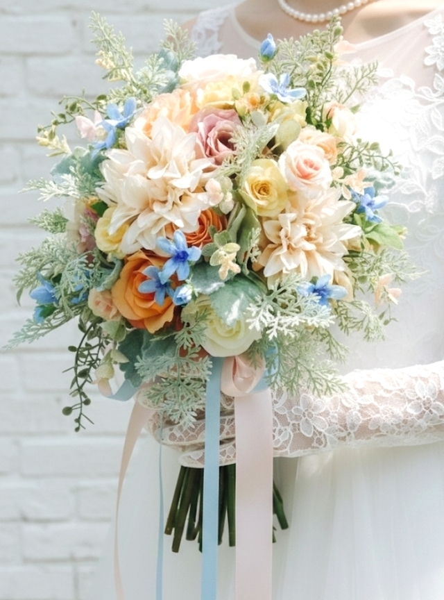 可憐なブルーの小花&大人パステルのクラッチブーケ