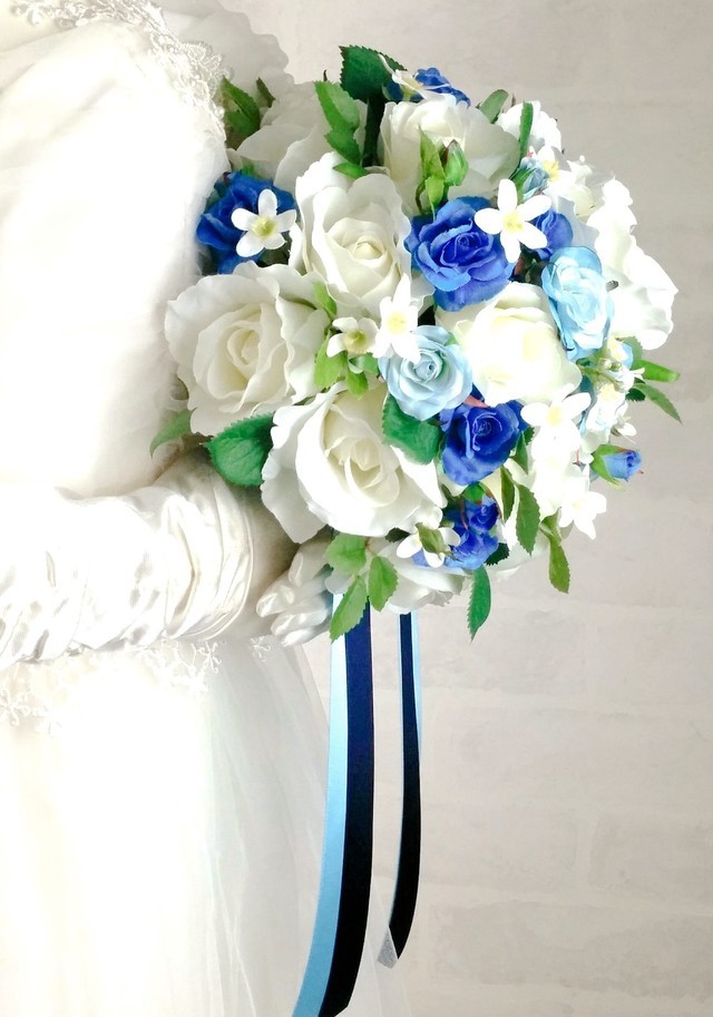 白薔薇＆＆ロイヤルブルー＆ライトブルーのミニ薔薇の気品あるラウンドブーケ