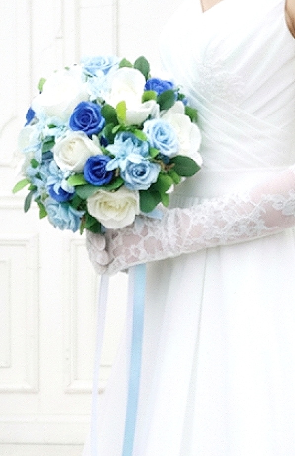 白薔薇とブルーの小花の爽やかラウンドブーケ