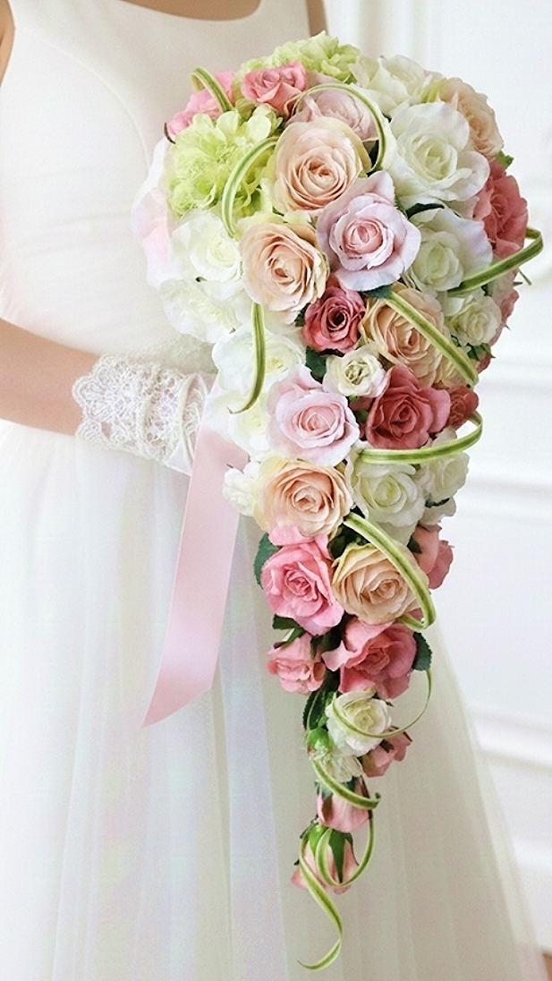 ピンクグラデーション＆オフホワイトの薔薇の愛されカラーのロングキャスケードブーケウエディングブーケ（造花）　