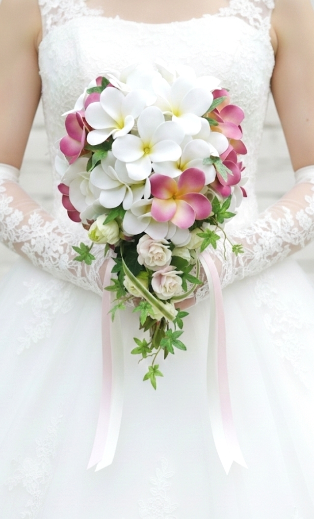 ホワイト＆ピンクのブルメリアのティアドロップブーケ