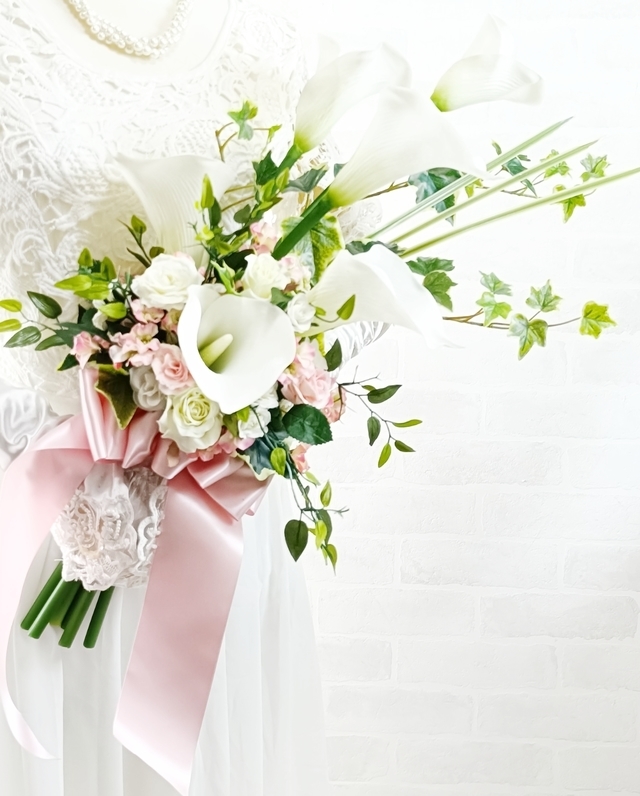 白いカラー＆ブルスター・ミニバラのナチュラルアームブーケ