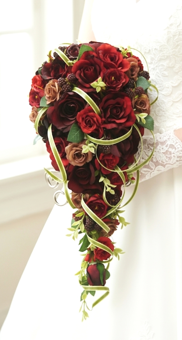 赤＆ボルドー＆ベージュの薔薇のシックなキャスケードブーケ
