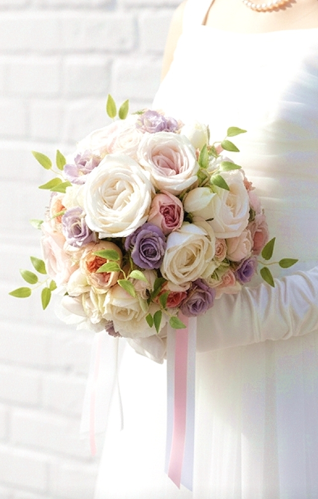 クリームホワイト&ピンクのオールドローズとパープルのミニバラのラウンドブーケ