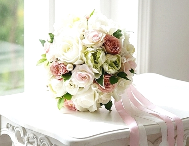 ホワイト＆ソフトピンクの薔薇＆チューリップのふんわりラウンドブーケ