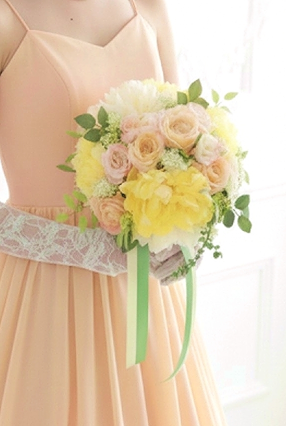 イエローの芍薬＆ソフトオレンジの薔薇の優しいラウンドブーケ