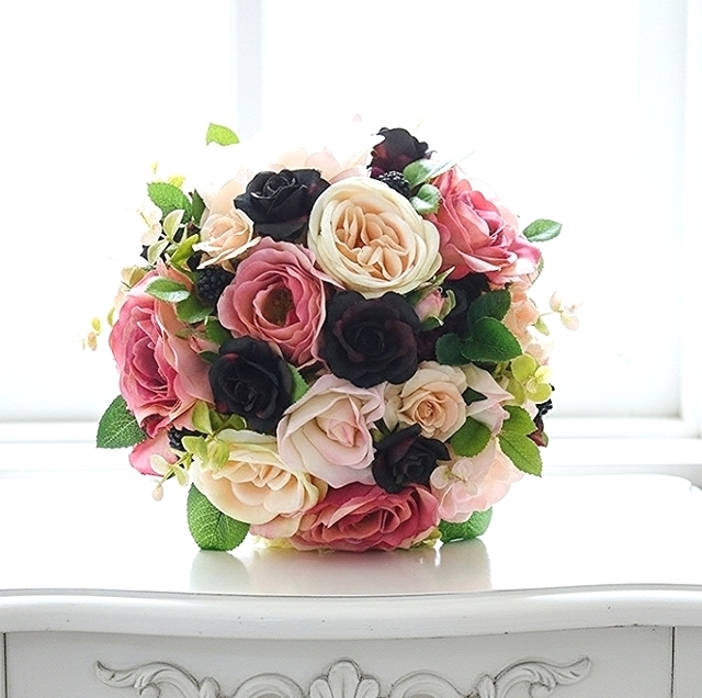 ローズピンクの薔薇＆パープルのお花のラウンドブーケ