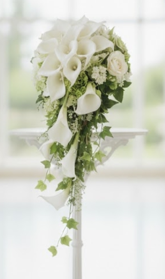 カラー＆たっぷりグリーンの優美なキャスケードブーケ